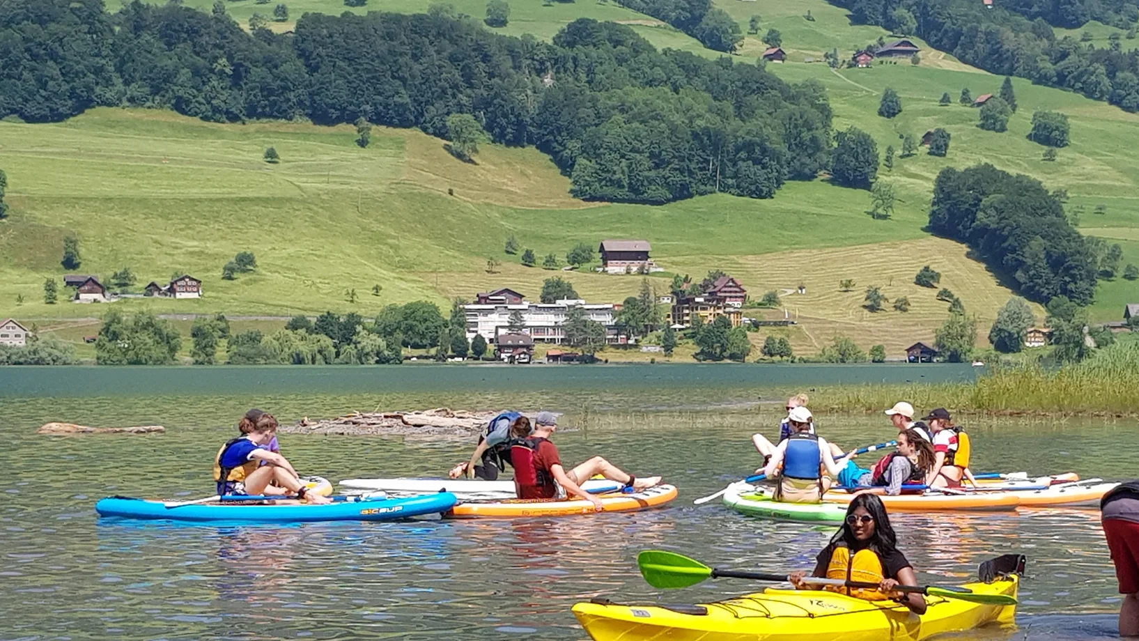 Menschen mit SUP auf See